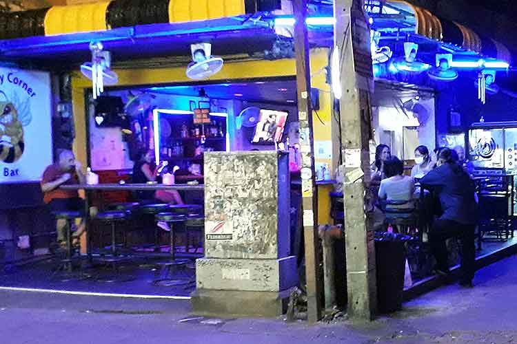 Et vanlig syn i Pattaya nå. En enslig kunde på bar...
