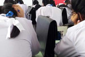Thailandske elever sliter på skolebenken. 