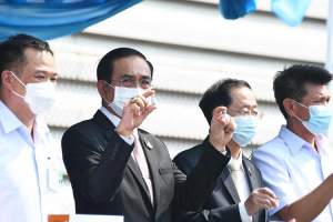 Statsminister Prayuth Chan-ocha viser frem de første Sinovac-dosene, som kom i dag..