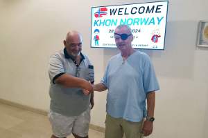 Avtalen gjort: De to lederne tar hverandre i hånda, Sigurd Høines (tv.), leder i Sabaidee Norway og Jan Petter Tveter, leder i Khon Norway.