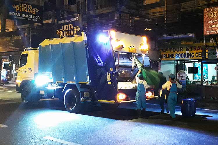De nye søppelbilene i Pattaya velger oppsikt med stilige farger, uniformer og musikk.