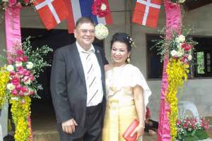 Kurt Rasmussen er gift med Bunsong i Thailand. Nå vil han og andre ha med seg hele pensjonen hit.