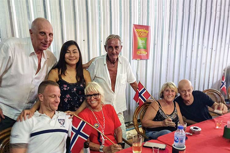 Fra 17. mai i år, med Roy Nicolaisen stående til venstre. Internasjonalt miljø med både dansker, thaier, svensker og amerikanere på Penny Lane.