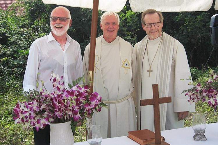 Sjømannsprest Ragnvald Seierstad har diplomatpass. Her er han flankert av generalsekretær Ørnulf Steen (tv.) og biskop i Bjørgvin Halvor Nordhaug under innvielse av den nye kirketomta i januar 2017.