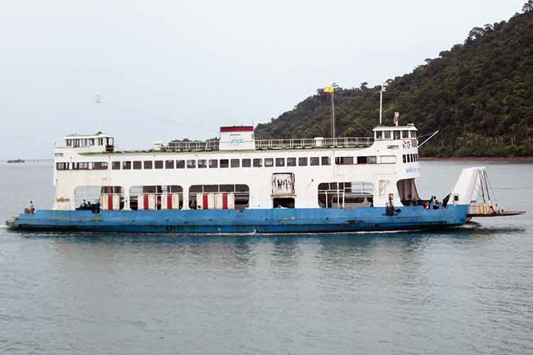 Ferjeforbindelsen til øya er kontrollert av eierne av Sea View Resort.