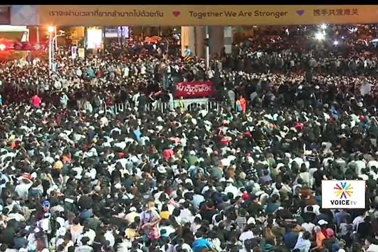 Fra Ratchaprasong-krysset i går kveld. Det var stappfullt av demonstranter.