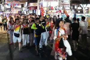 Kinesiske pakketurister loses på en kjapp tur gjennom Walking Street i Pattaya.