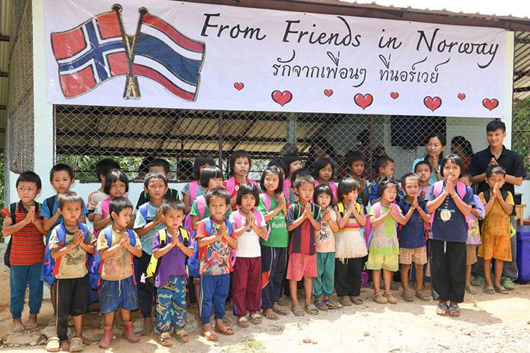 Barn i Tak-provinsen takker for nye klasserom.
