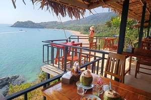 Prøv en lunsj med utsikt over flotte Bakantiang Beach syd på øya. 