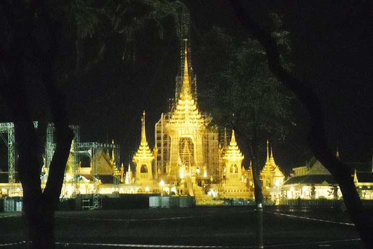 Et imponerende, midlertidig byggverk reises på Saman Luang for kremasjonen.