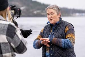 Birgit Oline Kjerstad (SV) sier at retten til familiegjenforening bør bli enklere og billigere.