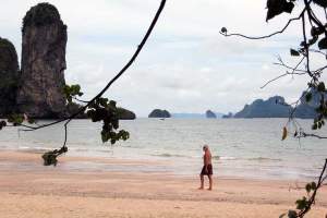 En enslig turist i Krabi. Turisttallene g&aring;r nedover igjen.