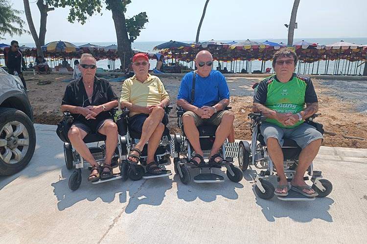 På Jomtien Beach ved Soi 7, fra venstre Tor Henning Horve, Peder Østebø, Arnfinn Vold og Olav Sandvold.